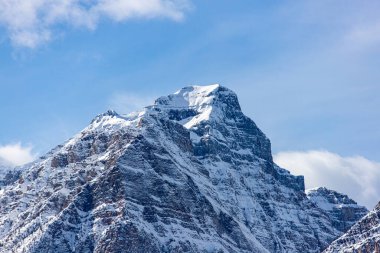 Kanada, Alberta, Banff Ulusal Parkı 'ndaki Louise Gölü' ndeki Morant 's Curve' den görülebilen kar tepeli Haddo Tepesi tepesine yakın çekim.
