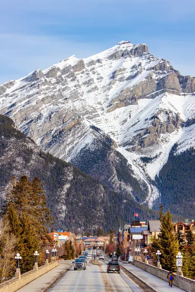 Der Majestätische Kaskadenberg Erhebt Sich Über Der Banff Avenue Banff Stockbild