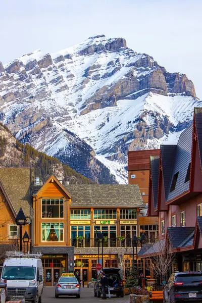 Banff Canada Fevereiro 2024 Majestosa Montanha Cascata Paira Sobre Avenida Imagem De Stock