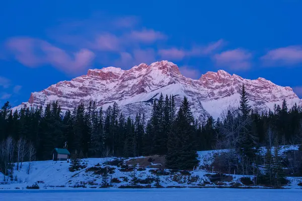 Nascer Sol Sobre Cume Oriental Montanha Cascata Inverno Visto Lago Imagens Royalty-Free