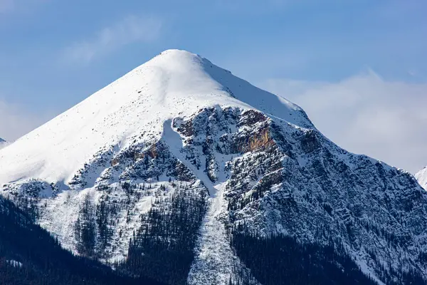 加拿大艾伯塔省班夫国家公园路易斯湖附近的莫朗特弯道上的雪帽美景山顶的遮挡 图库图片