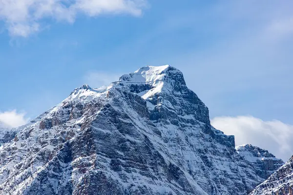 位于加拿大艾伯塔省班夫国家公园路易湖的莫朗特曲线上的白雪覆盖的哈德多山顶的遮挡 图库图片