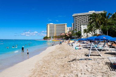 HONOLULU, HAWAII, ABD - 20 AUG 2023: Honolulu 'da güneşlenen ve Hawaii Adalarında yüzen turistlerle dolu Waikiki Plajı.
