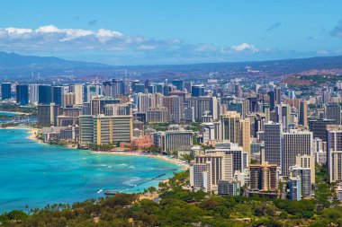 Honolulu şehrinin silueti, Waikiki sahilinin manzarası ve okyanus manzaralı Diamond Head State Monument gözcülüğünden görüldüğü gibi..