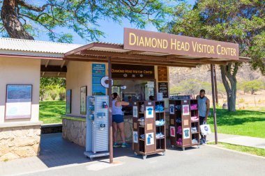 HONOLULU, HAWAII - 21 AUG 2023: Diamond Head Devlet Anıtı 'ndaki Elmas Baş Ziyaretçi Merkezi' nde turistler.