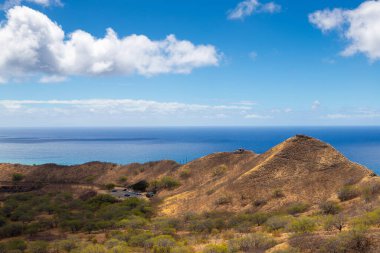 1900 'lerin başında Oahu' nun kıyı savunma sisteminin bir parçası olarak inşa edilen simgesel Diamond Head State Anıtı 'nın tepesindeki tarihi askeri sığınaklar. Elmas Kafa, Hawaii 'de Leahi olarak da bilinir, Hawaii, Oahu' da en popüler yürüyüşdür..