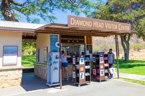 HONOLULU, HAWAII - 21 AUG 2023: Diamond Head Devlet Anıtı 'ndaki Elmas Baş Ziyaretçi Merkezi' nde turistler.