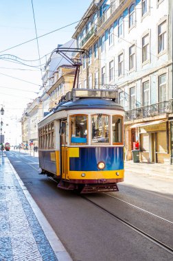 Lizbon, Portekiz 'de Baixa bölgesinde seyahat eden klasik tramvay..