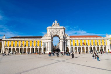 Lizbon 'daki tarihi Praca do Comercio ya da Ticaret Meydanı' nda Rua Augusta Kemeri ile kaynaşan kimliği belirsiz ziyaretçiler. Portekiz