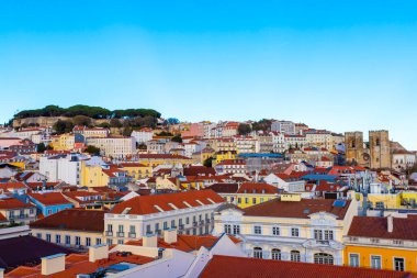 Lizbon, Portekiz 'in en eski mahallelerinden biri olan Alfama bölgesinin hava manzarası. Kentin en eski kilisesi olan Lizbon Katedrali ve tepedeki Aziz George Şatosu 'nun manzaraları dikkat çekicidir..