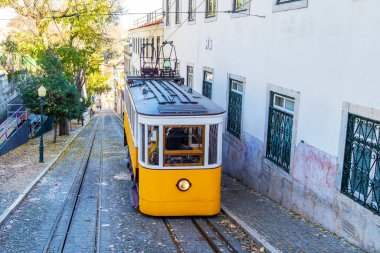 Lizbon 'da Ascensor da Gloria olarak bilinen tarihi Gloria Funicular, Bairro Alto' nun zirvesine çıkar. 1885 'te başlamıştır, şehrin en eski fünikülerdendir ve şu anda ulusal bir anıttır..