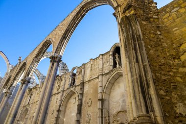 Carmo Manastırı 'nın tarihi harabeleri ya da Lizbon, Portekiz' deki Carmel Dağı 'nın Leydisi Manastırı. 1389 'da inşa edilen ortaçağ manastırı 1755 Lizbon depreminde hasar gördü ve asla yeniden inşa edilmedi..