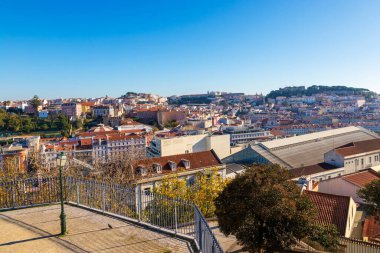 Lizbon silueti, Miradouro de Sao Pedro de Alcantara 'nın popüler teras perspektifinden Baixa, Mouraria ve Aziz George' un Kalesi 'nin manzarasıyla görülmektedir..