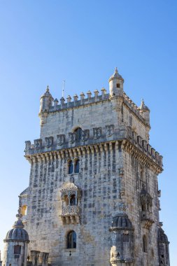 Portekiz 'deki Tagus Nehri kıyısında tarihi bir dönüm noktası olan Lizbon' da 16. yüzyıl Belem Kulesi 'nin üst terası, Berberi bartizan taretleri ve fincanları ile birlikte..