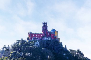 Portekiz Sintra Ulusal Parkı 'ndaki Sintra Dağları' ndan görüldüğü gibi tarihi Pena Sarayı 'nın kuzey tarafında. 1854 yılında inşa edilen Romantizm kalesi ulusal bir anıt ve UNESCO Dünya Mirası Alanı 'dır..