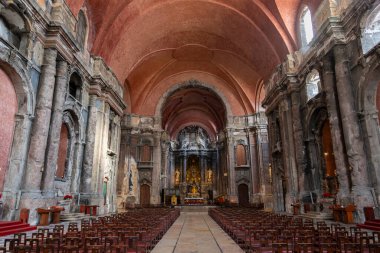 LISBON, PORTUGAL - 25 Aralık 2024: Lizbon 'un en büyük kilisesi olarak 13. yüzyılda inşa edilen ünlü St. Dominic Kilisesi hâlâ yangın yaraları ve yıllar boyunca meydana gelen iki deprem hasarını taşımaktadır. Portekiz Ulusal Anıtı.