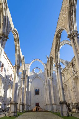 Portekiz, Lizbon 'daki tarihi Carmel Dağı Manastırı' nın ana güverte ve kemer kalıntıları. 1389 yılında inşa edilen Carmo Manastırı 1755 Lizbon depreminde hasar gördü ve bir daha inşa edilmedi..