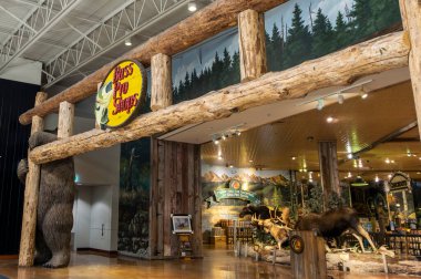 ROCKY ViEW, CANADA - 2 Mayıs 2025: Bass Pro Shops 'un mağazası, özel bir av, balıkçılık, kamp ve ilgili açık hava eğlence ürünleri perakendecisi.