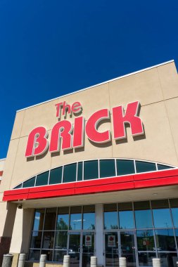 CALGARY, CANADA - 30 Mayıs 2025: The Brick in Calgary, 1971 'de kurulan Kanadalı bir mobilya, şilte, eşya ve ev elektroniği perakendecisi. Brick 'in Kanada' da 200 'den fazla mağazası var..