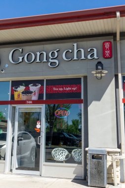 CALGARY, CANADA - 30 Mayıs 2025: Calgary 'deki Gong Cha mağazasının vitrininde, Kaohsiung, Tayvan' da tüm dünyada zincir mağazaları olan bir çay içecek bayii açıldı..