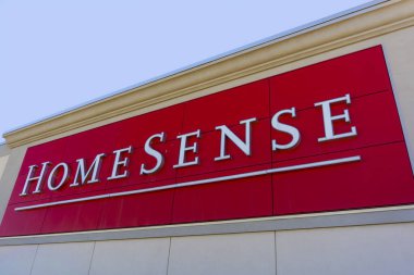 ROCKY ViEW, CANADA - 2 Mayıs 2025: Rocky View, Alberta 'da Homesense' ın iş işareti, Kanada 'nın TJX şirketlerine ait bir indirimli ev mobilyası mağazaları zinciri. 2001 yılında Kanada 'da kurulmuş ve 2008 yılında Avrupa ve ABD' ye kadar genişletilmiştir.