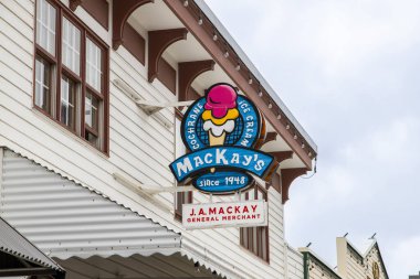 COCHRANE, Kanada - 11 Mayıs 2025: Cochrane, Alberta, Kanada 'da ünlü Mackay Dondurması' nın işareti. Tarihi 3 kuşak mağazası 1948 'den beri dünyanın dört bir yanından müşterilere hizmet veriyor..
