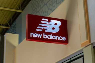 ROCKY ViEW, CANADA - 2 Mayıs 2025: Dünyanın önde gelen spor ayakkabıları ve giyim imalatçılarından biri olan New Balance 'ın mağaza işareti.