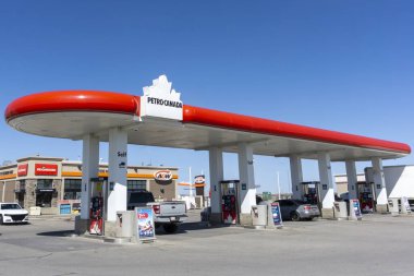 ROCKY ViEW, CANADA - 2 Mayıs 2025: Rocky View, Alberta, Kanada 'daki Petro-Canada benzin istasyonu. Suncor Energy 'nin perakende ve toptan pazarlama markasıdır..