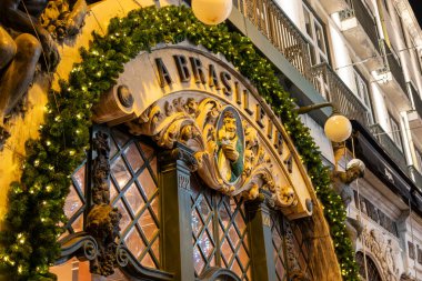 LISBON, PORTUGAL - 26 Aralık 2024: Lizbon 'un en eski ve en ünlü kafelerinden biri olan Cafe A Brasileira' nın cephesi ve 19. yüzyıldan bu yana aydınlar, sanatçılar ve yazarların buluşma noktası.