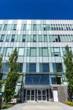 CALGARY, Kanada - 30 Mayıs 2025: Calgary, Alberta 'daki Mount Royal Üniversitesi Riddell Kütüphanesi. Üniversite 1910 'da kuruldu ve 15.000' i aşan bir öğrenci nüfusu var..