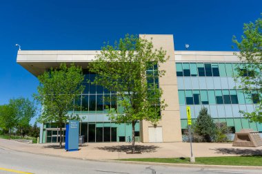 CALGARY, CANADA - 30 Mayıs 2025: Kanada 'nın Alberta kentindeki Mount Royal Üniversitesi' nde Bissett İş Okulu. Üniversite 1910 'da kuruldu ve 15.000' i aşan bir öğrenci nüfusu var..