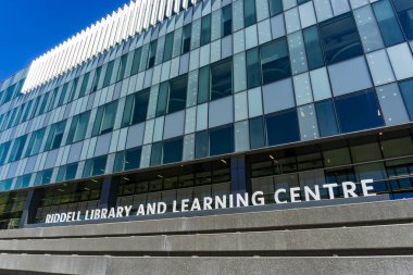 CALGARY, Kanada - 30 Mayıs 2025: Calgary, Alberta 'daki Mount Royal Üniversitesi Riddell Kütüphanesi. Üniversite 1910 'da kuruldu ve 15.000' i aşan bir öğrenci nüfusu var..