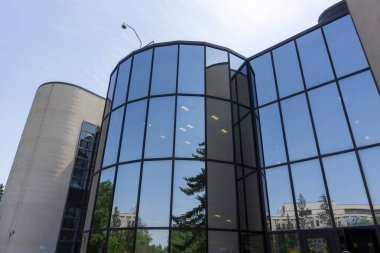 CALGARY, CANADA - 10 Haziran 2025: Calgary Üniversitesi MacEwan Öğrenci Merkezi, 1944 yılında kurulan ve 35.000 'i aşan bir kamu araştırma üniversitesi.