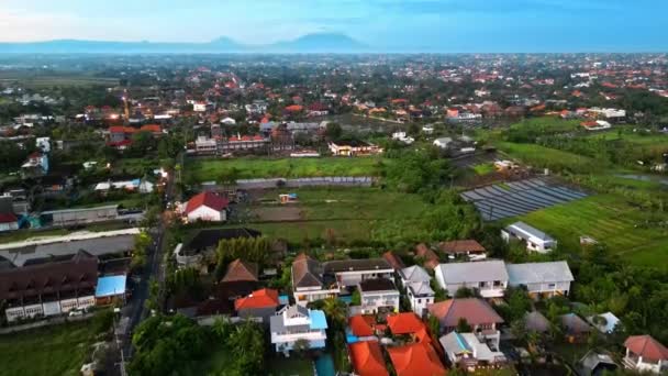 Letecký Záznam Města Canggu Bali Směrem Sopce Večerních Světlech Modré — Stock video