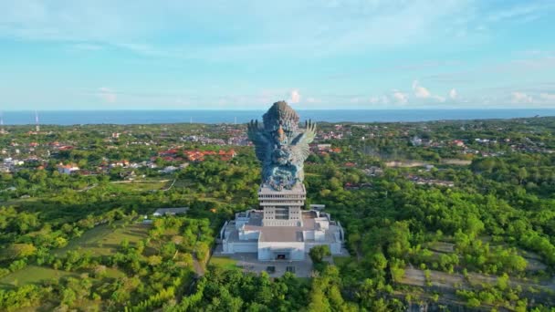 Volando Sobre Garuda Wisnu Kencana Monumento Bali Estatua Dios Montando — Vídeo de stock