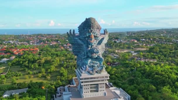 Latanie Nad Pomnikiem Garuda Wisnu Kencana Bali Efektem Zoom Posąg — Wideo stockowe