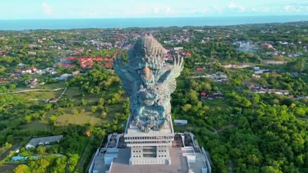 Lecący Nad Ogromnym Pomnikiem Garuda Wisnu Kencana Bali Widzimy Wioskę — Wideo stockowe