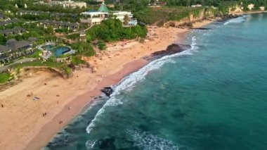 Dreamland Beach Bali 'deki güzel günbatımı manzarası. Yüksek kalite 4k görüntü