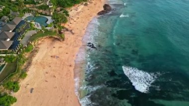 Dreamland Beach Bali 'de Sunset' te havuzu, oteli ve uçurumu olan uzun bir uçuş. Yüksek kalite 4k görüntü