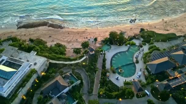 Repül Luxus Villák Nagy Medence Felé Sunset Dreamland Beach Bali — Stock videók