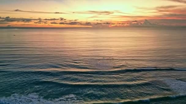 Яркий Оранжевый Закат Серфингисты Пытающиеся Поймать Вечерние Волны Пляже Дримленд — стоковое видео