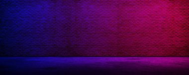 Mor ve mavi neon ışıklı koyu tuğla duvar dokusu, 3D görüntüleme, ürün modeli, retrowave tarzı stüdyo arka plan şablonu