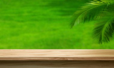 boş ahşap masa yeşil çimen arka planı