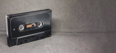 Retro ses kaseti, gri arka planda kaset. müzik konsepti
