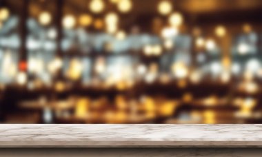 Mermer masa modeli, restoranın içi bulanık.