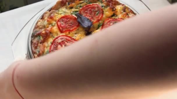 女性の手のクローズアップ 切断ボード上のパティパンスカッシュ — ストック動画
