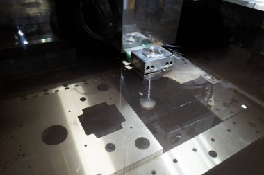 CNC tel kesme makinesi kesim hassas kalıp parçaları, elektrik deşarj tarafından metal kesme, hassas üretim için yüksek teknoloji wirecut makine