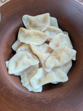 Bir kase geleneksel pierogi 'nin yakın çekimi. Lezzetli bir Doğu Avrupa hamur köftesi..