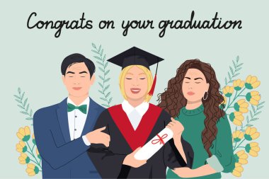 Mutlu kız öğrenci mezuniyeti bornozla kutluyor. Annem ve babamla birlikte..