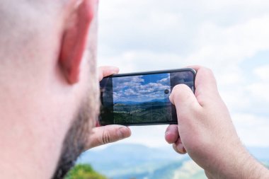 Gezgin akıllı telefondan fotoğraf çekiyor..